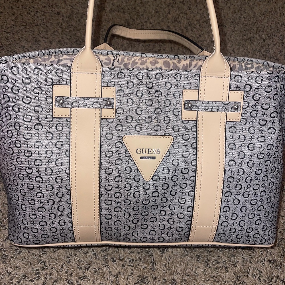 Guess tote